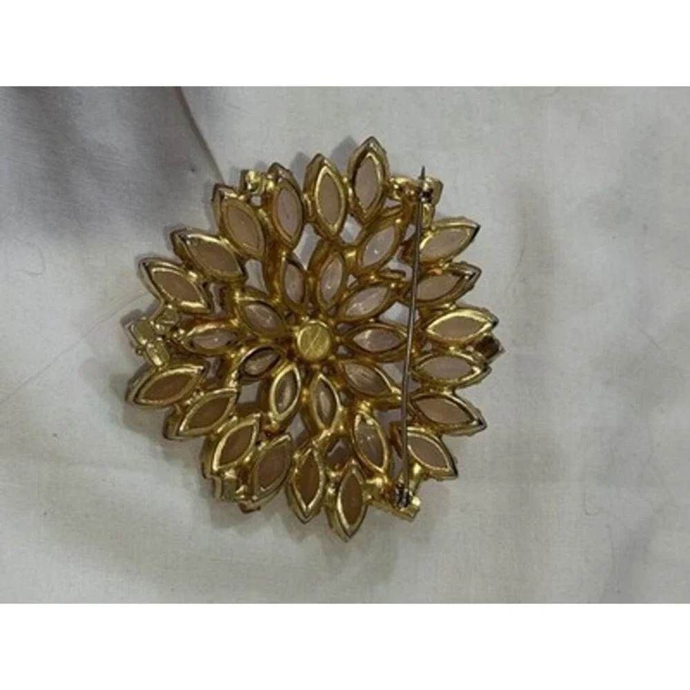 Beautiful Vintage Rhinestone Brooch...Estate